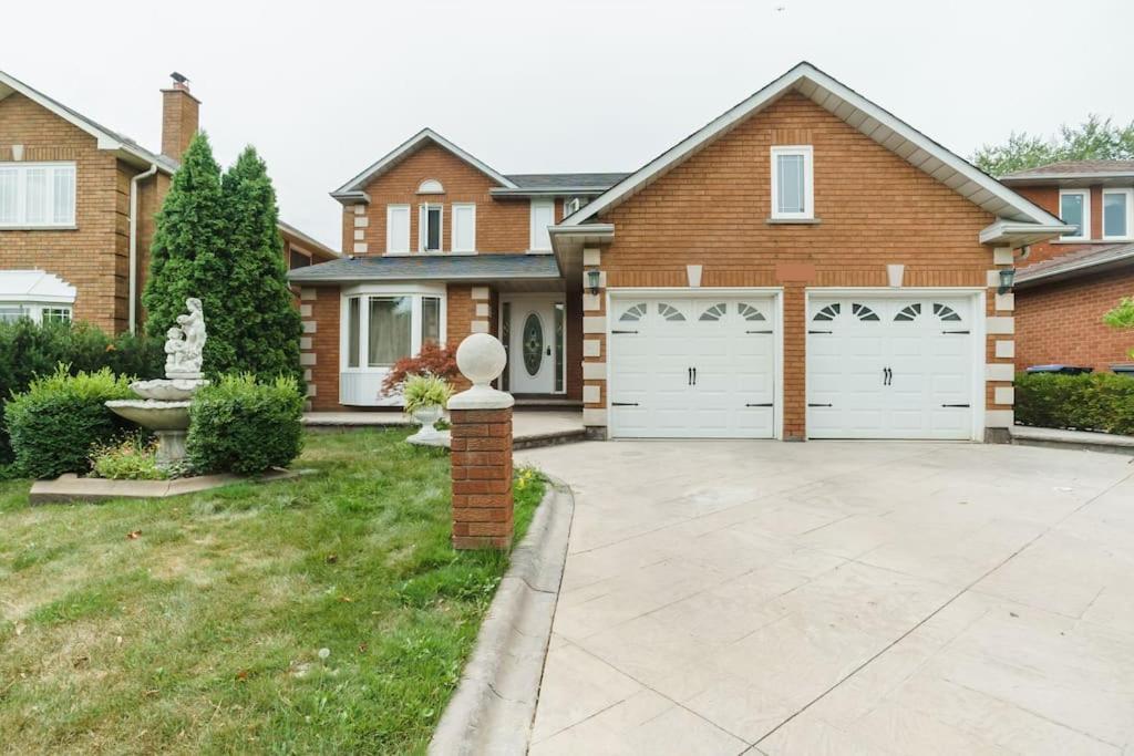 Beautiful Home 4 Bed, 3 Bath, Garage, Backyard! Mississauga Ngoại thất bức ảnh
