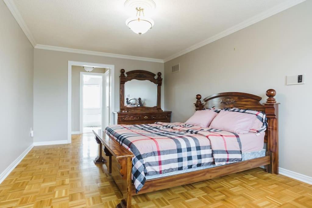 Beautiful Home 4 Bed, 3 Bath, Garage, Backyard! Mississauga Ngoại thất bức ảnh