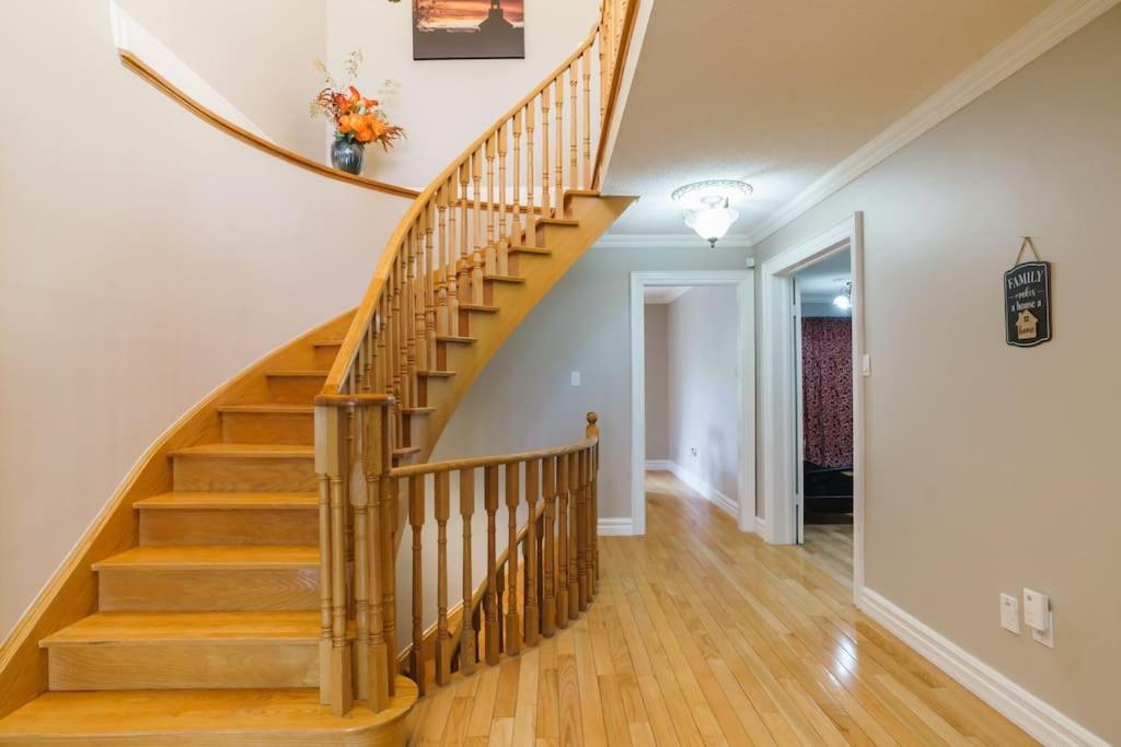 Beautiful Home 4 Bed, 3 Bath, Garage, Backyard! Mississauga Ngoại thất bức ảnh