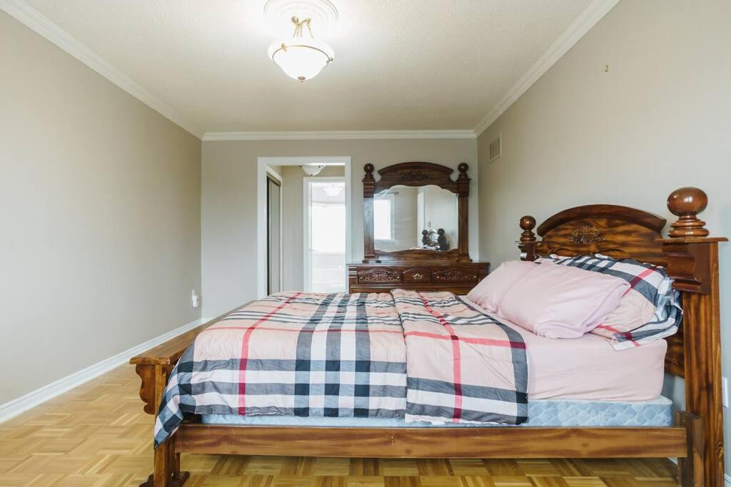 Beautiful Home 4 Bed, 3 Bath, Garage, Backyard! Mississauga Ngoại thất bức ảnh
