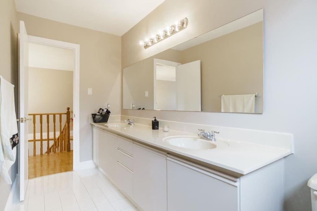 Beautiful Home 4 Bed, 3 Bath, Garage, Backyard! Mississauga Ngoại thất bức ảnh