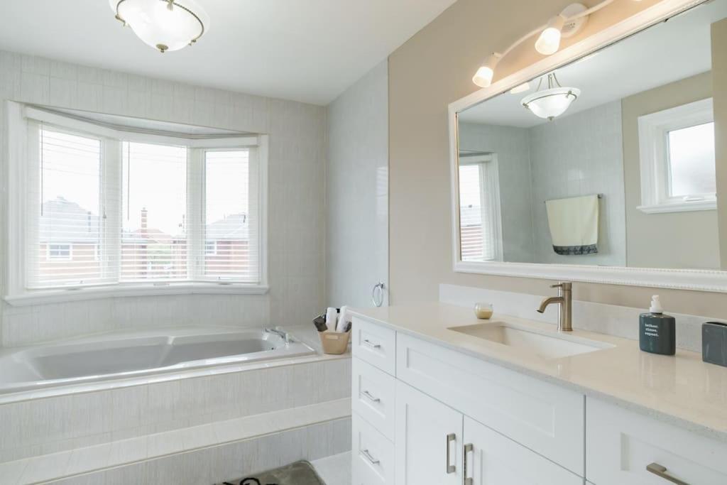 Beautiful Home 4 Bed, 3 Bath, Garage, Backyard! Mississauga Ngoại thất bức ảnh