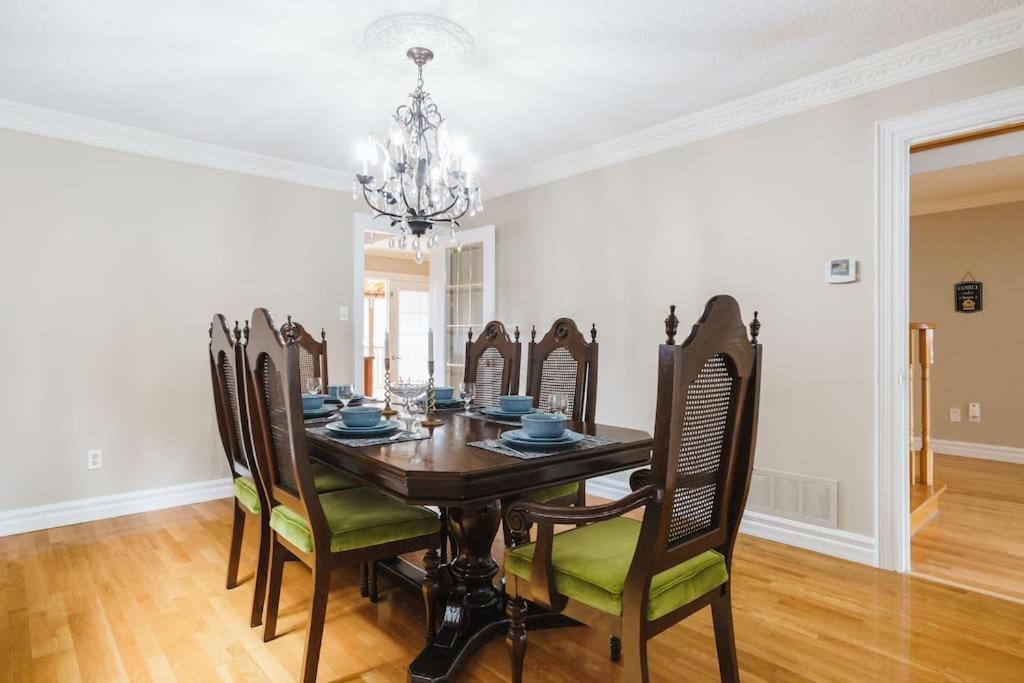 Beautiful Home 4 Bed, 3 Bath, Garage, Backyard! Mississauga Ngoại thất bức ảnh